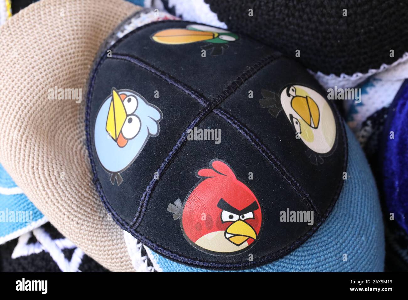 Un Yarmulke amusant avec des oiseaux en colère imprimé pour les touristes Banque D'Images