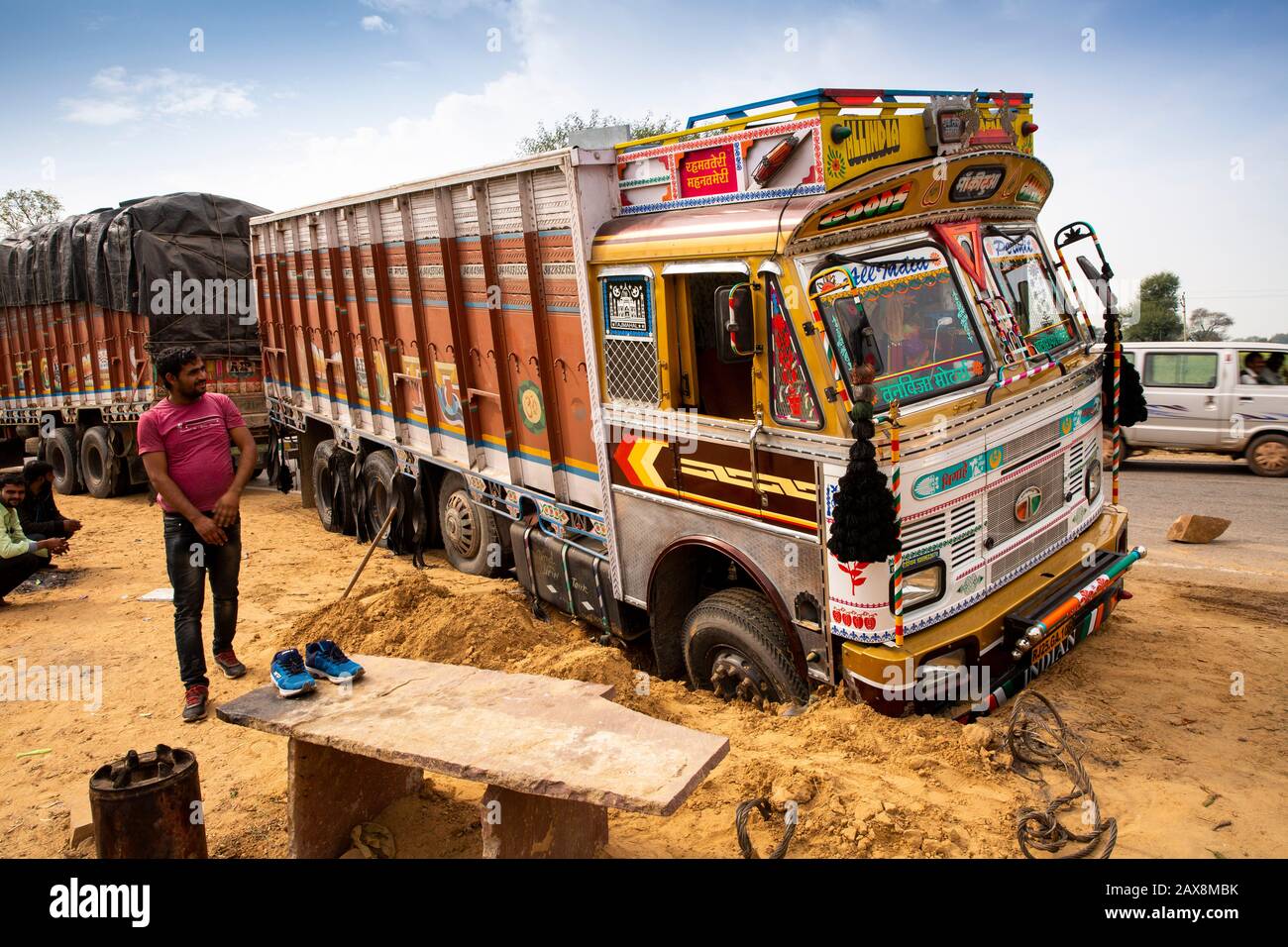 Inde, Rajasthan, Avec Le Recul, camion jusqu'à l'essieu dans le sable après avoir passé hors route Banque D'Images