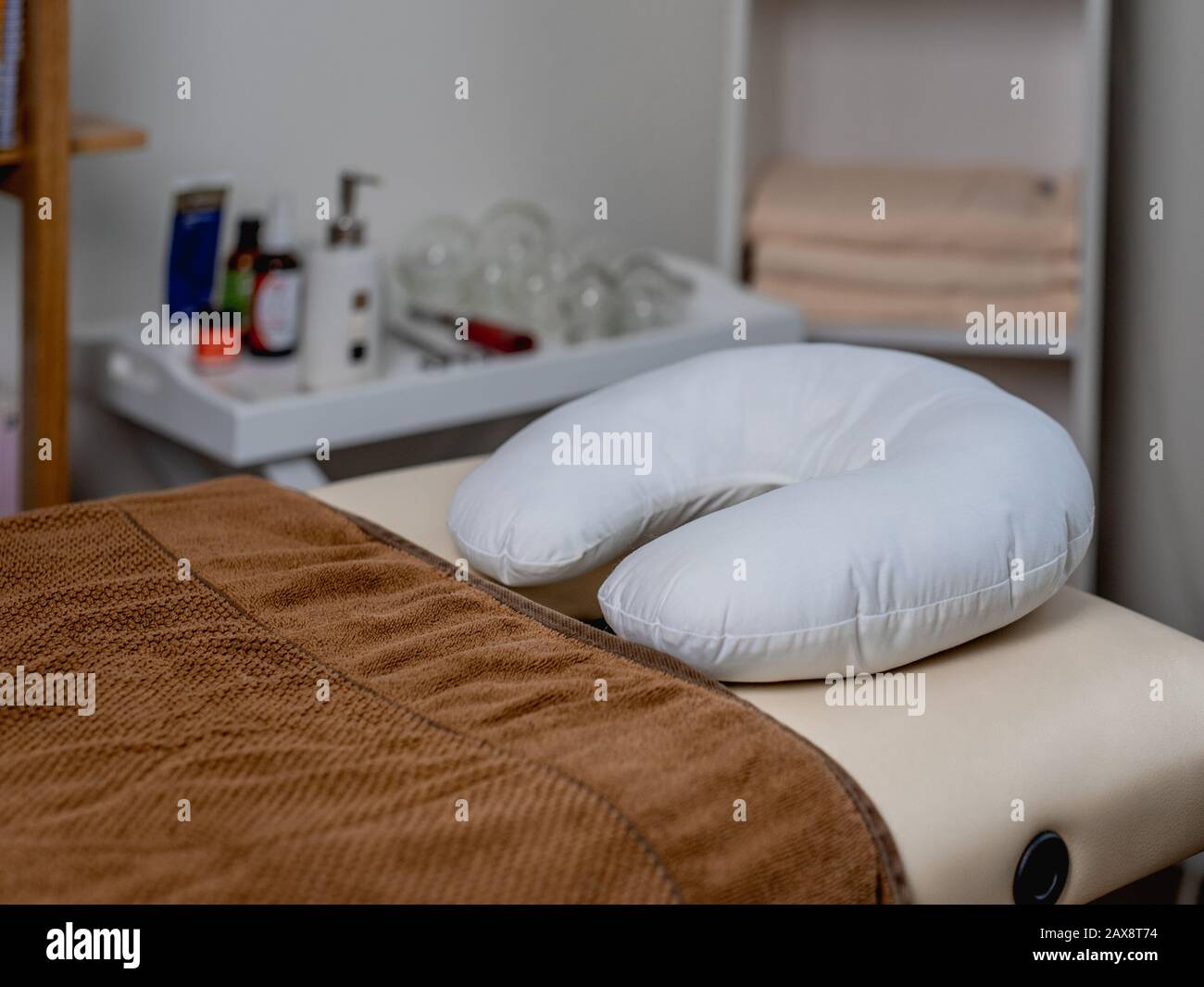 Table de massage avec serviette et oreiller dans une armoire. Banque D'Images
