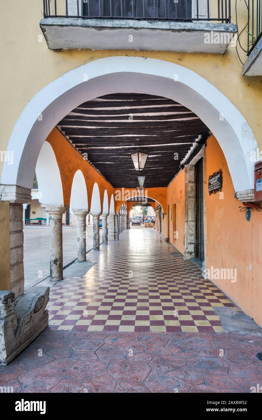 Arcades au bâtiment Los Portales de Valladolid, État du Yucatan, Mexique Banque D'Images