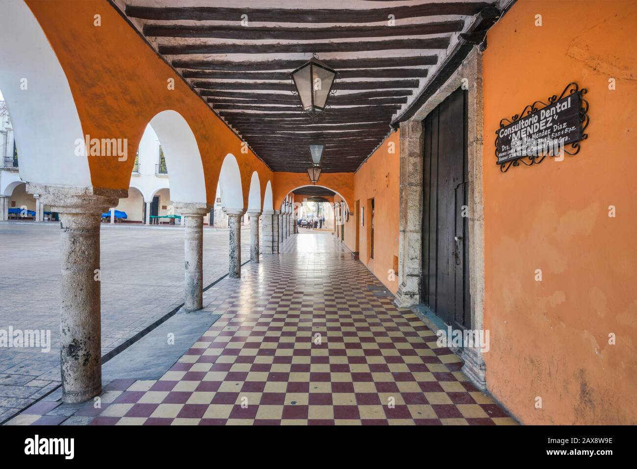 Arcades au bâtiment Los Portales de Valladolid, État du Yucatan, Mexique Banque D'Images