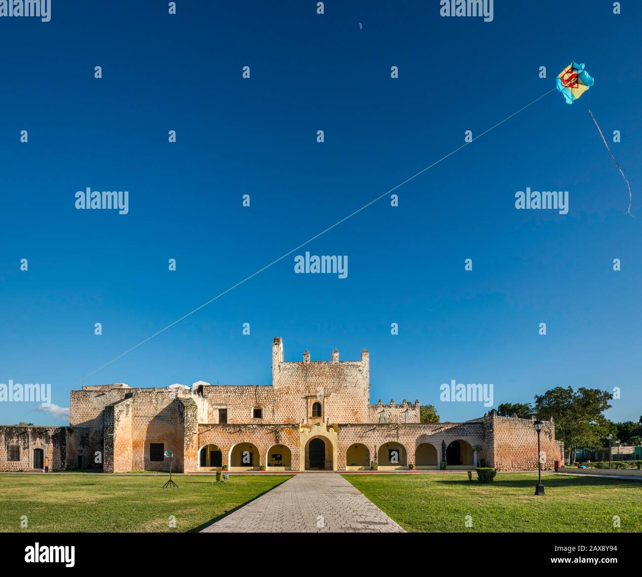 Cerf-volant au-dessus du Convento de San Bernardino de Sienne, monastère fortifié, XVIe siècle, à Valladolid, État du Yucatan, Mexique Banque D'Images