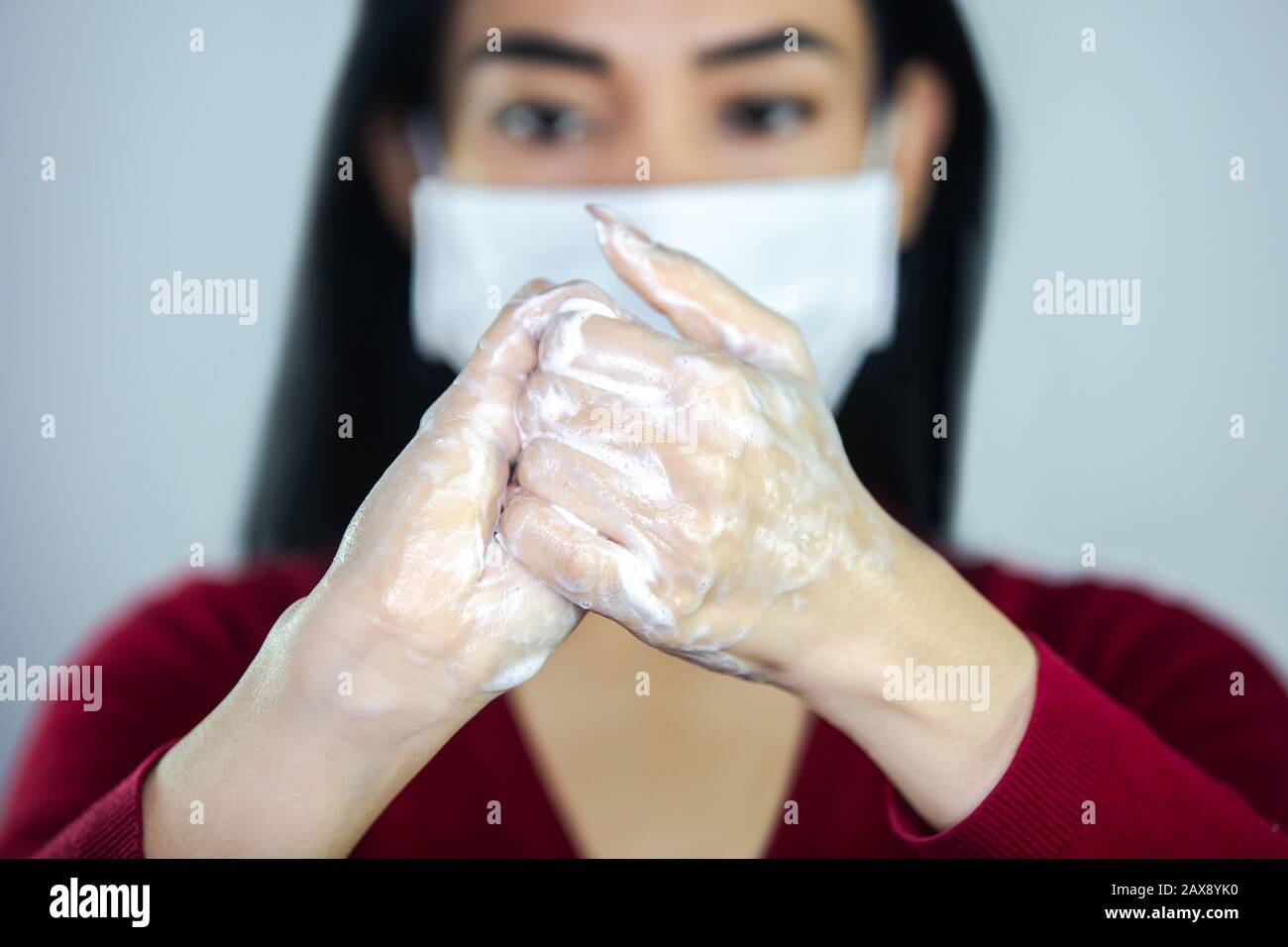 Concept d'hygiène; femme se lavant les mains avec du savon, pour prévenir les bactérias et les virus Banque D'Images