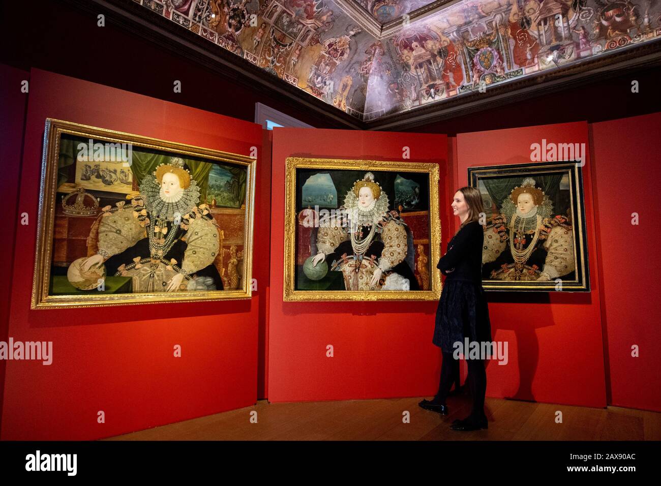 Le Dr Allison Goudie voit les trois portraits d'Armada survivants de la reine Elizabeth I, exposés ensemble pour la première fois dans leur histoire de 430 ans lors d'un aperçu de l'exposition visages d'une reine : les Portraits d'Armada d'Elizabeth I à la Queen's House, Greenwich, Londres. Photo PA. Date De L'Image: Mardi 11 Février 2020. Crédit photo devrait lire: Dominic Lipinski/PA Fil Banque D'Images