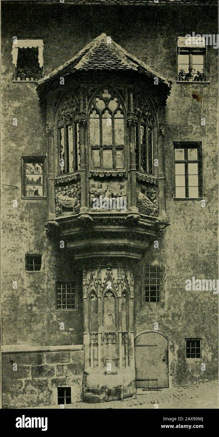 Nuremberg et son art à la fin du XVIIIe siècle. . tiallythan avait jamais été avant. Outre les sayingof Aeneas Sylvius à quelreference a été madeealy, W^e peut faire appel, pour la preuve qu'ils l'ont fait, au fait enregistré thatthe Empereur Lewis theBavarian a été heureux tofind un logement dans une maison de citoyens de Nuremberg. WEDO ne sait pas vraiment ce qui était l'apparence du„Plobenhof, quand KonradGross y a reçu hisImperial invité, pour la serre, maintenant appelé par le thisname, au sud-est De la Place du marché, date seulement de la fin du 15^ siècle, et le front était artistiqueall Banque D'Images