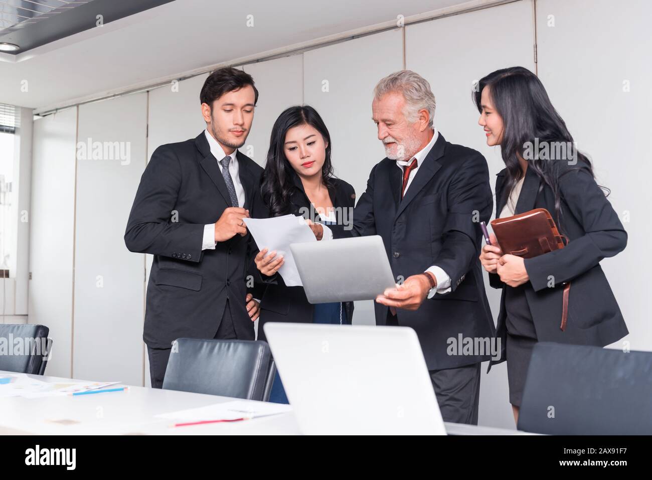 Développement personnel, coaching et formation pour le travail d'équipe d'entreprise. Réunion et discussion avec des collègues dans la salle de conférence Banque D'Images