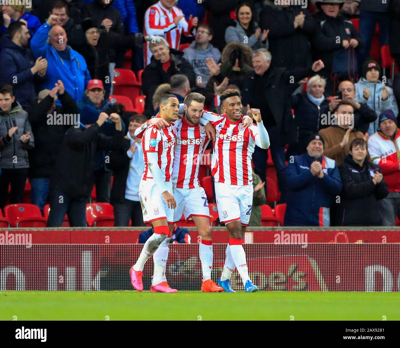8 février 2020, Bet365 Stadium, Stoke-on-Trent, Angleterre; Sky Bet Championship, Stoke City v Charlton Athletic : Nick Powell (25) de Stoke City célèbre avec Tirese Campbell et Tom Ince après avoir marqué à la 66ème minute pour le faire 3-1 à Stoke Banque D'Images