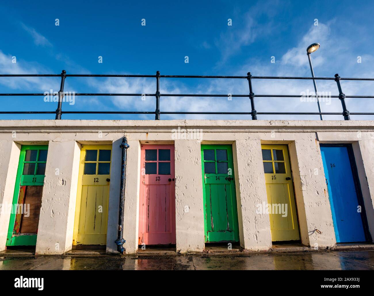 Portes colorées numérotées (anciennes cabines de change), port de North Berwick, East Lothian, Écosse, Royaume-Uni Banque D'Images