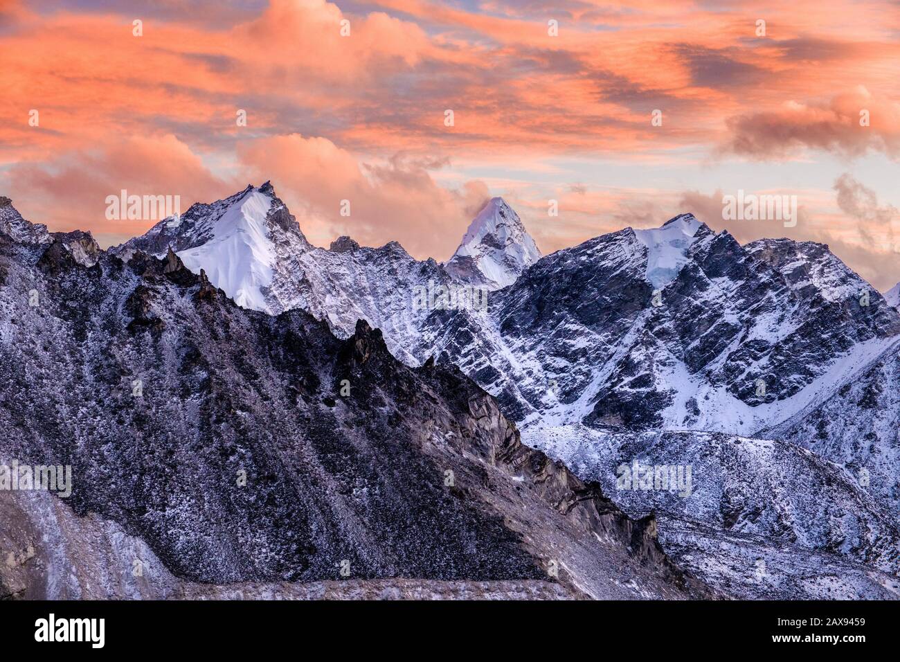 Montagnes de l'Himalaya, y compris Ama Dablam, au coucher du soleil, au Népal Banque D'Images