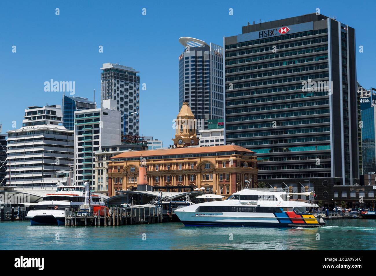 Ferry arrive à Auckland waterfront Ferry Terminal, Nouvelle-Zélande Banque D'Images
