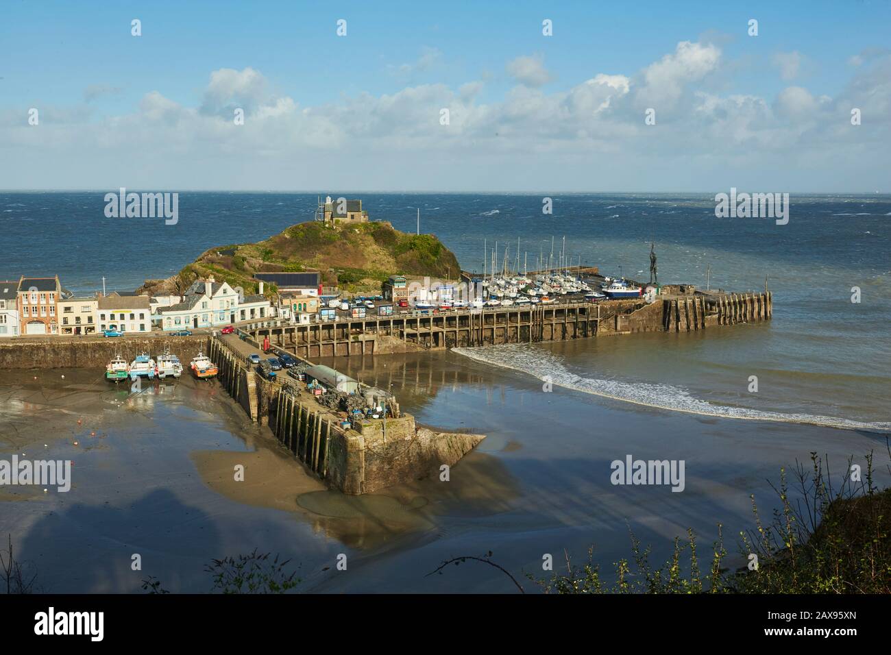 Vue imprenable sur la jetée avec la sculpture « Verity » de Damien Hirst et le port d'Ilfracombe dans North Devon, Royaume-Uni Banque D'Images