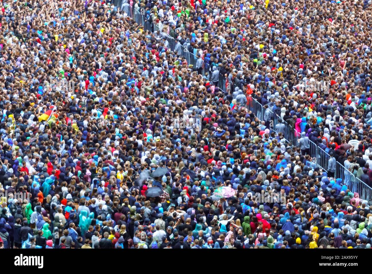 beaucoup de gens vue d'en haut. déconcentrer la foule de gens, vue de dessus. foyer sélectif. grand concert de rock, foule de gens Banque D'Images