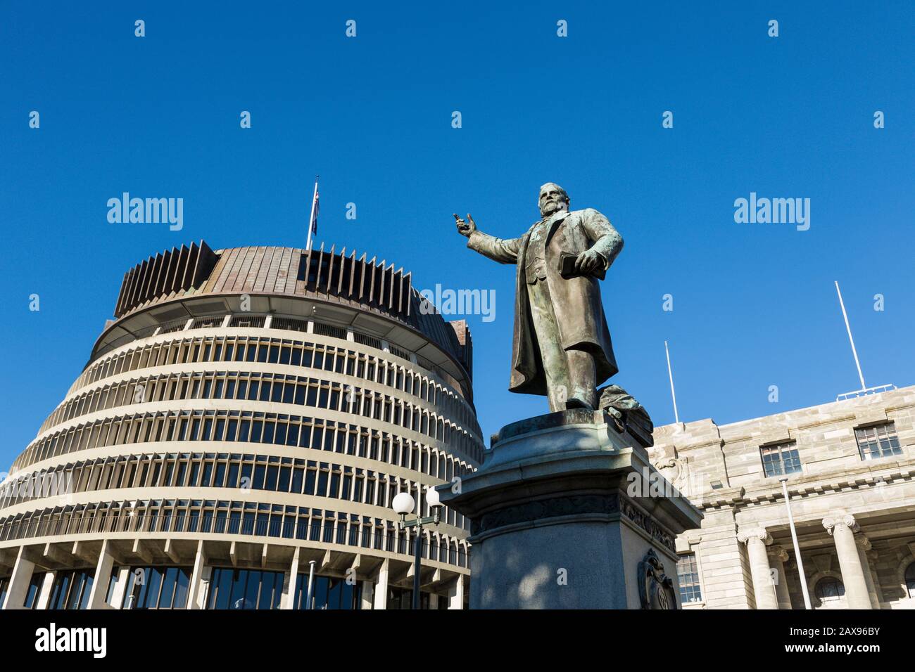Beehive Parlement Building, Wellington, Nouvelle-Zélande, statue de Richard John Seddon Banque D'Images
