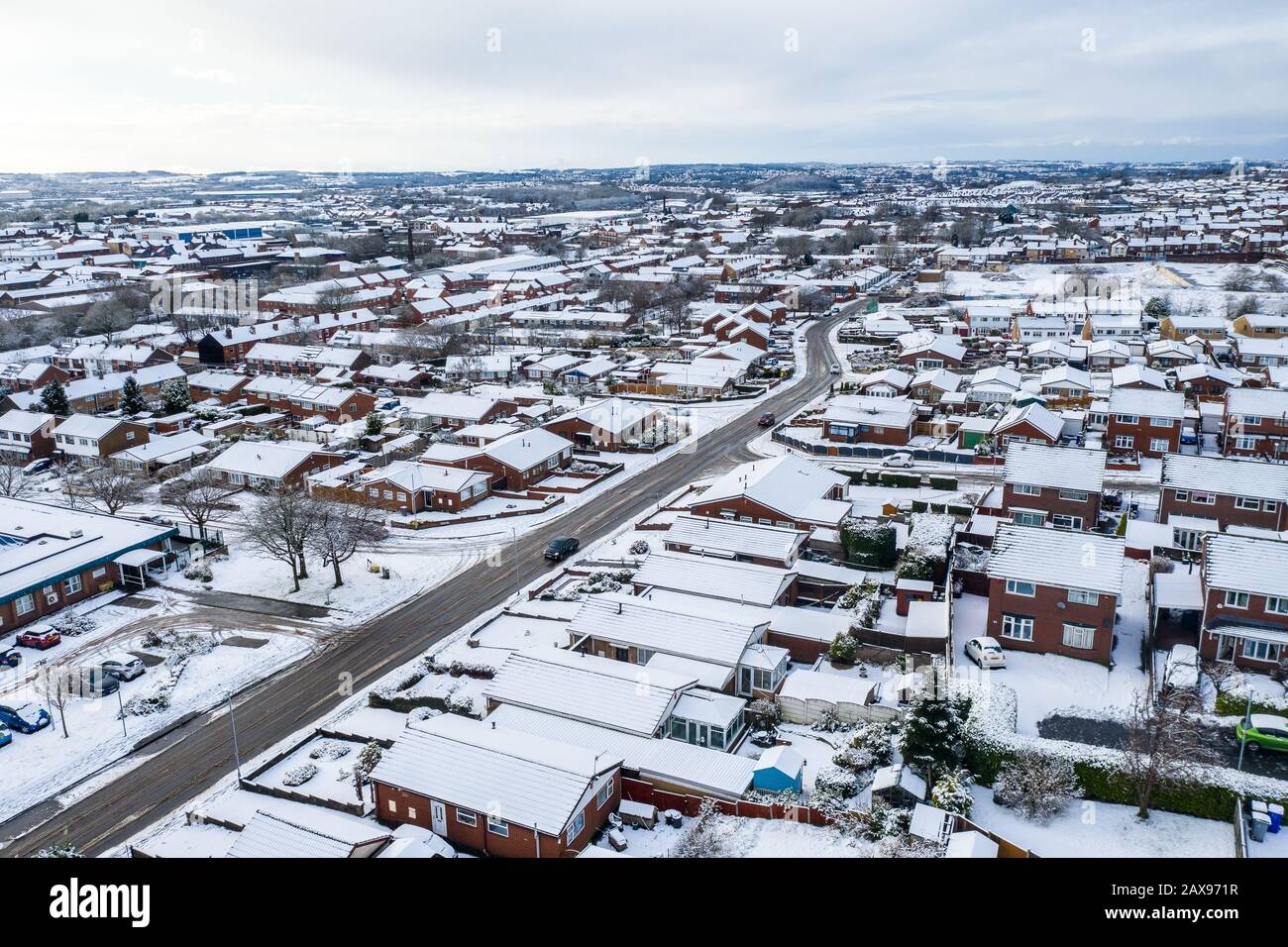 Paysages aériens de Longton, Stoke on Trent recouvert de neige après une tempête soudaine. Fortes chutes de neige et blizzards enneigés couvrant la ville Banque D'Images