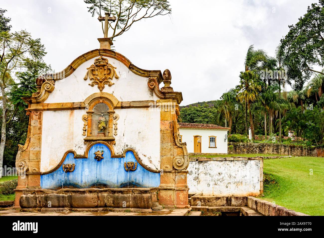 Vue de face de la source d'eau potable construite en 1749, XVIIIe siècle, dans le style baroque dans la vieille ville historique de Tiradentes à Minas Gerais. Banque D'Images
