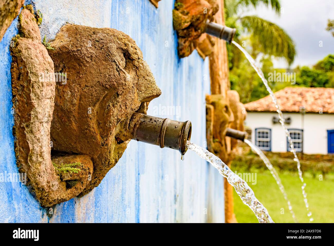 Face en pierre à la source d'eau potable construite en 1749, XVIIIe siècle, de style baroque dans la vieille ville historique de Tiradentes à Minas Gerais. Banque D'Images
