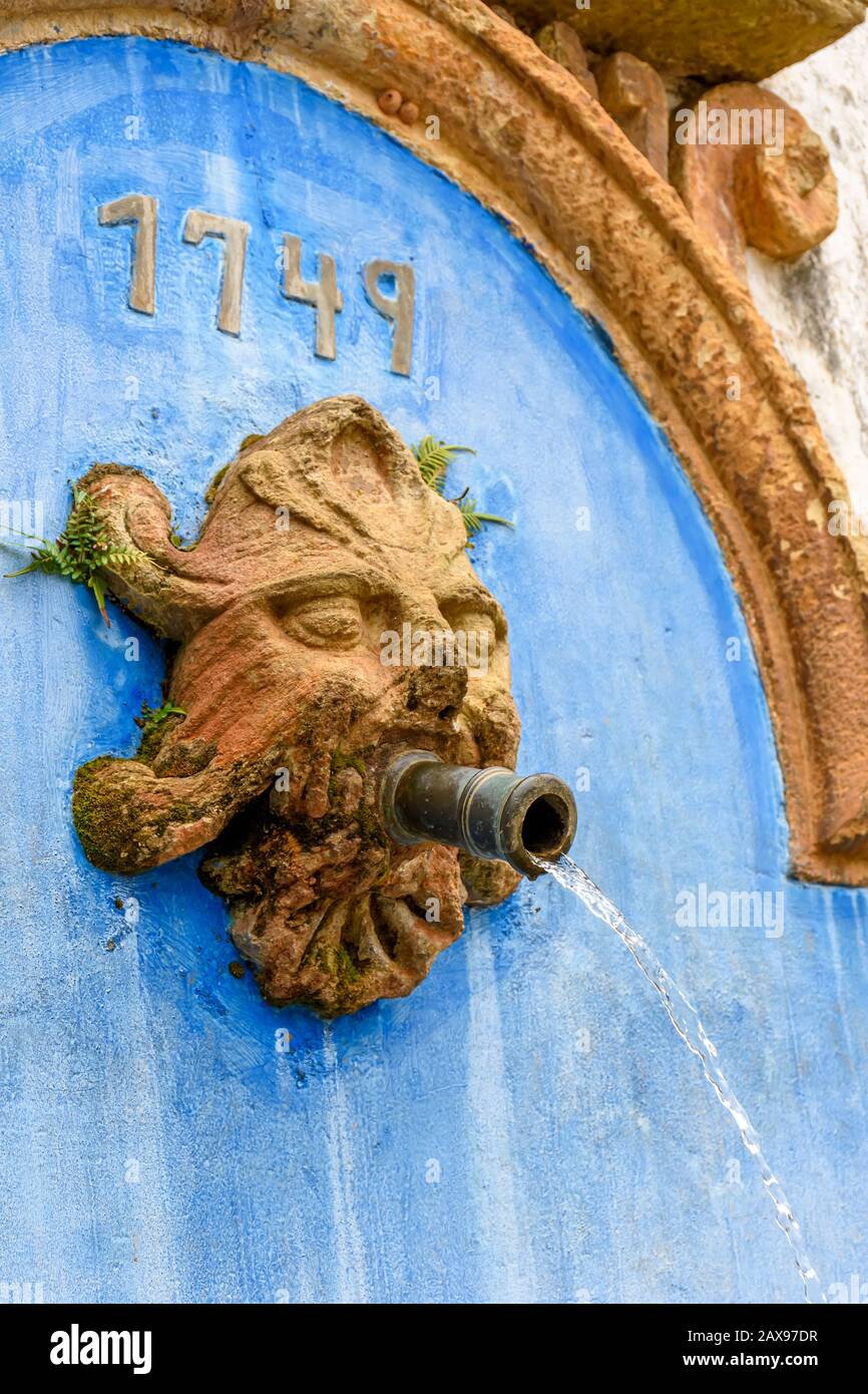 Source d'eau potable construite en 1749, XVIIIe siècle, de style baroque dans la vieille ville historique de Tiradentes à Minas Gerais. Banque D'Images