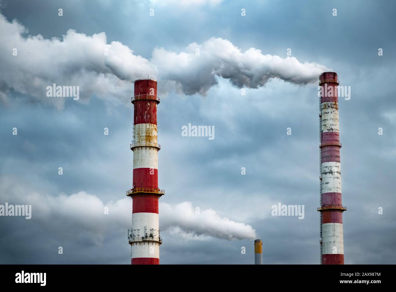 Nuages de fumée toxiques foncés sortant de la cheminée d'usine. Pollution de l'air et réchauffement de la planète causée par l'ancienne centrale industrielle Banque D'Images