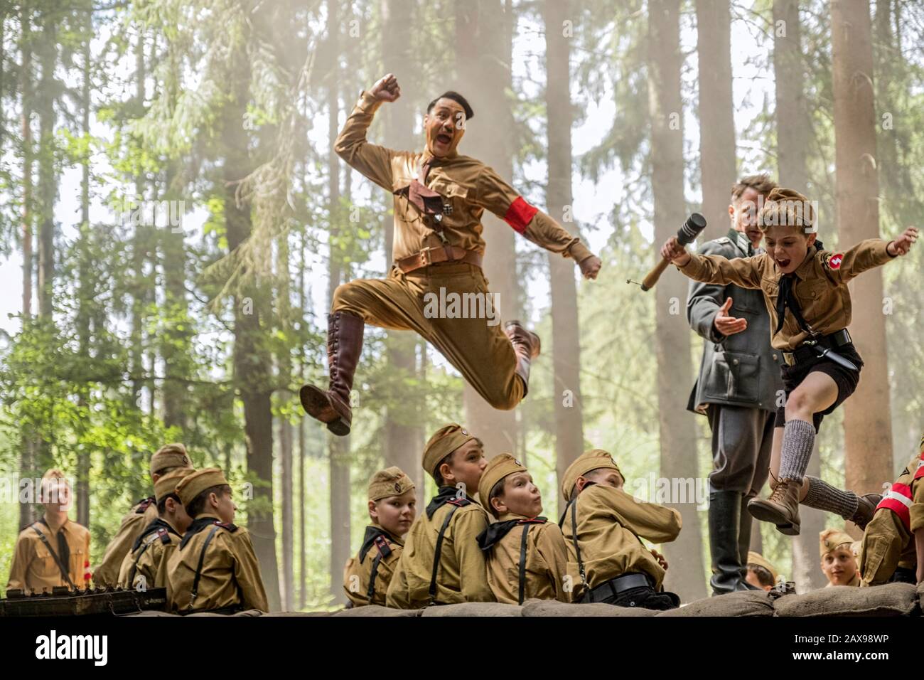Jojo Rabbit (2019) réalisé par Taika Waititi et mettant en vedette Taika Waititi dans le rôle d'Adolf Hitler et Roman Griffin Davis dans le rôle de Johannes 'Jojo Rabbit' Betzler dans une comédie basée sur Christine Leunens Caging Skies roman sur la jeunesse hitlérienne. Photographie publicitaire ***USAGE ÉDITORIAL SEULEMENT***. Crédit : BFA / Kimberley French / Twentieth Century Fox Banque D'Images