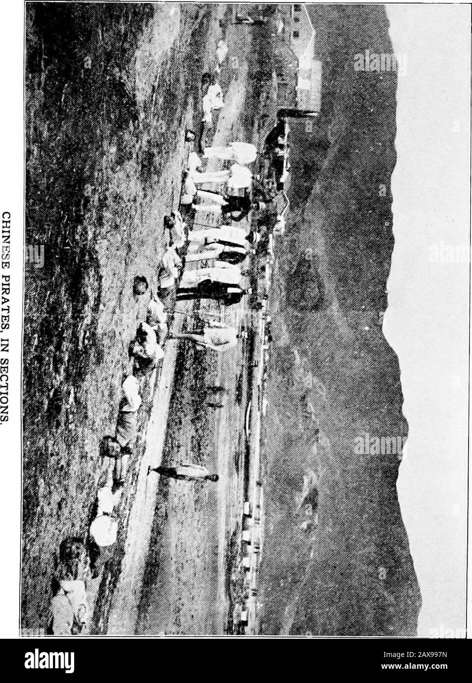 Les eaux bleues et le vert et L'Extrême-Orient aujourd'hui . ovinceavec un nom inprononçable et inexploitable a été assassiné lors de la visite d'une école, par son maître et fondateur, un homme d'éducation et de propriété.Il était censé faire partie d'un complot anti-monarchique, Car il y a tout à fait un parti de cette foi en Chine. L'assassin a été arrêté deux jours plus tard et a été arrêté. Sa femme et ses filles ont été vendues intoslavery; ses deux fils au-dessus de seize décapités, et ses deux fils plus jeunes ont fait des eunuques pour le palais royalpalais. C'est la justice chinoise. En passant, j'avais presque oublié le coup d'exécution Banque D'Images