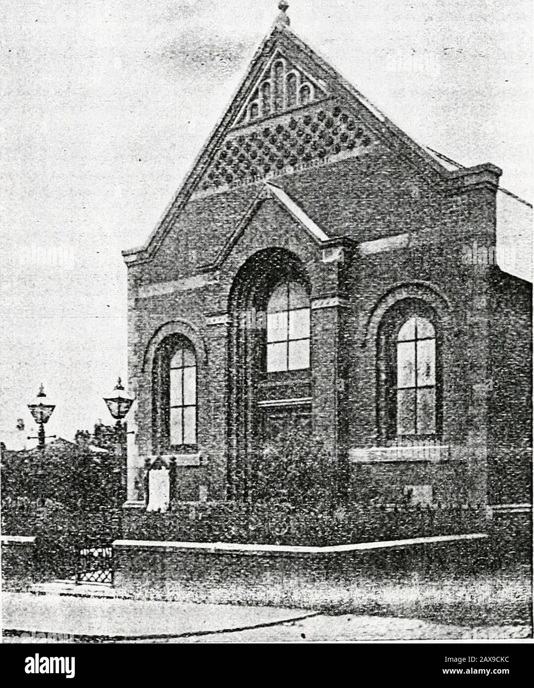 Une courte histoire de méthodisme indépendant : souvenir de la centième réunion annuelle des Églises méthodistes indépendantes, 1905 . Serres de Cheshire, et prêché aux congrégations de wayside partout. TwoÉglises nous demeurent le résultat direct de la prédication de Lorenzo Dow—Stockton Heath et Risley. Les deux ont connu une histoire intéressante et méritent une mention plus complète thancan peut être donnée ici. CHEMIN DE CHAUFFE STOCKTON. De retour d'une expédition de prédication dans Cheshire,Lorenzo—toujours excentrique—a pris un wim qu'il a wouldlike à prêcher dans une certaine grange de wayside. Le bâtiment était près de la route et il a arrêté Banque D'Images