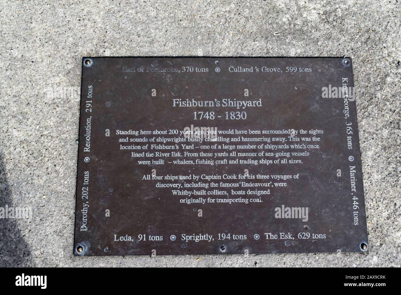 Plaque de commémoration au chantier naval de Fishburn, Whitby , North Yorkshire, Whitby, où les quatre navires du capitaine Cook ont été construits lors de son voyage en Australie (Endeavour, à l'origine le comte de Pembroke + Adventure, Discovery and Resolution) et d'autres, y compris ceux qui ont été nommés sur la plaque. Banque D'Images