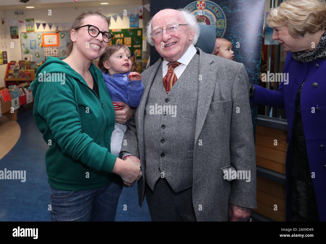 Le président Michael D Higgins rencontre Adrienne Lynch et sa fille Terri à la Cabra Library de Dublin après avoir fait don d'une partie de sa collection de livres personnels aux bibliothèques de Dublin City. Banque D'Images
