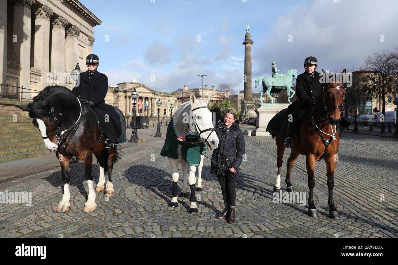 Neptune Collonges avec deux chevaux de police pendant le déjeuner de poids Grand National à St George's Hall, Liverpool. Banque D'Images