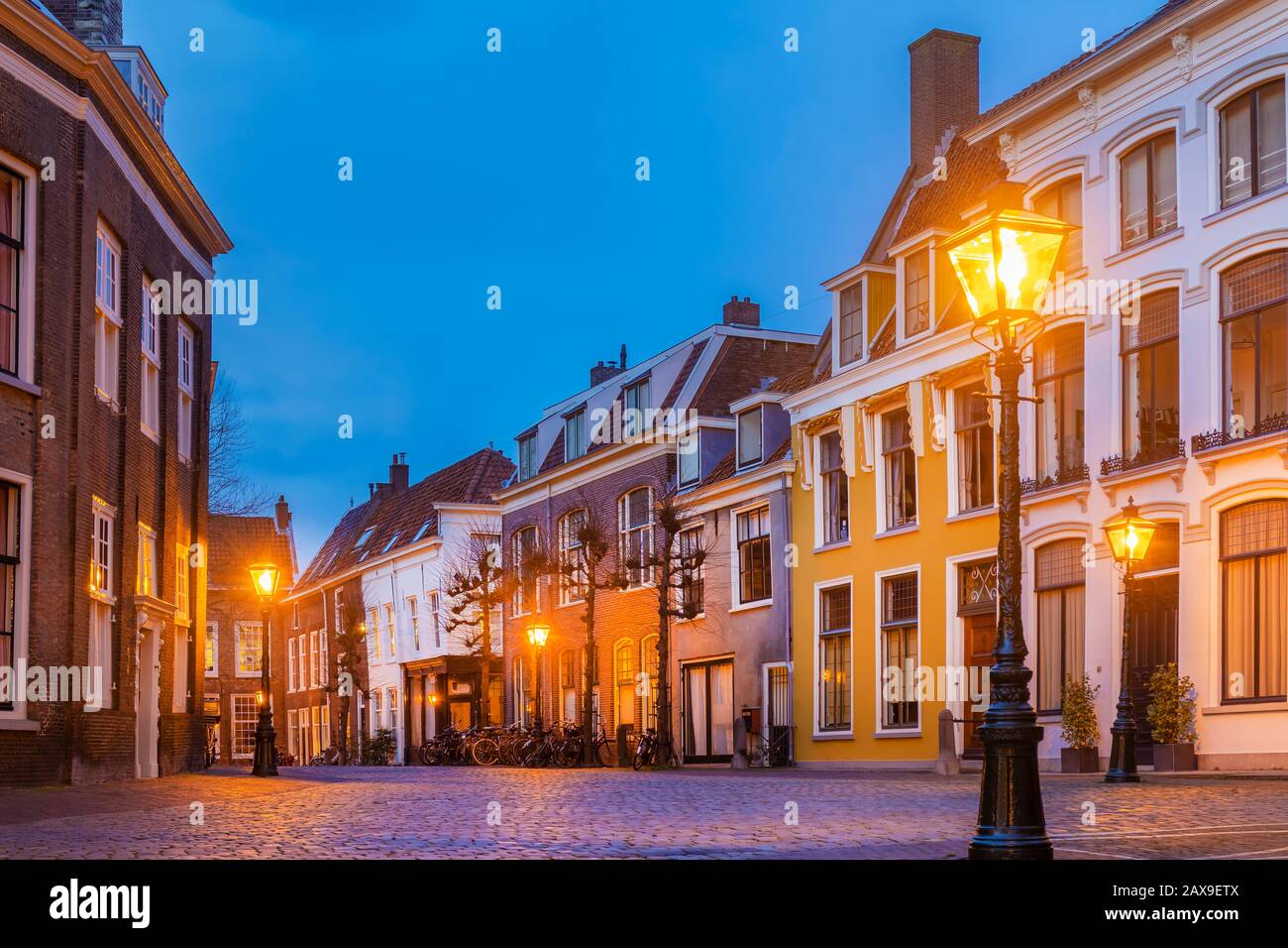 Vue en soirée sur les maisons historiques du Pieterskerkhof, dans le vieux centre-ville de Leiden, aux Pays-Bas Banque D'Images