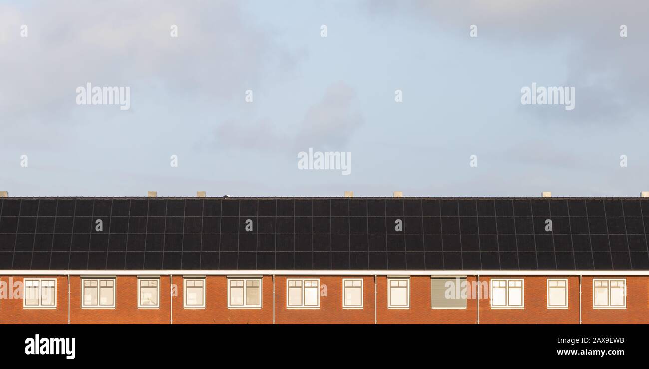 Rangée de nouvelles maisons hollandaises avec panneaux solaires Banque D'Images