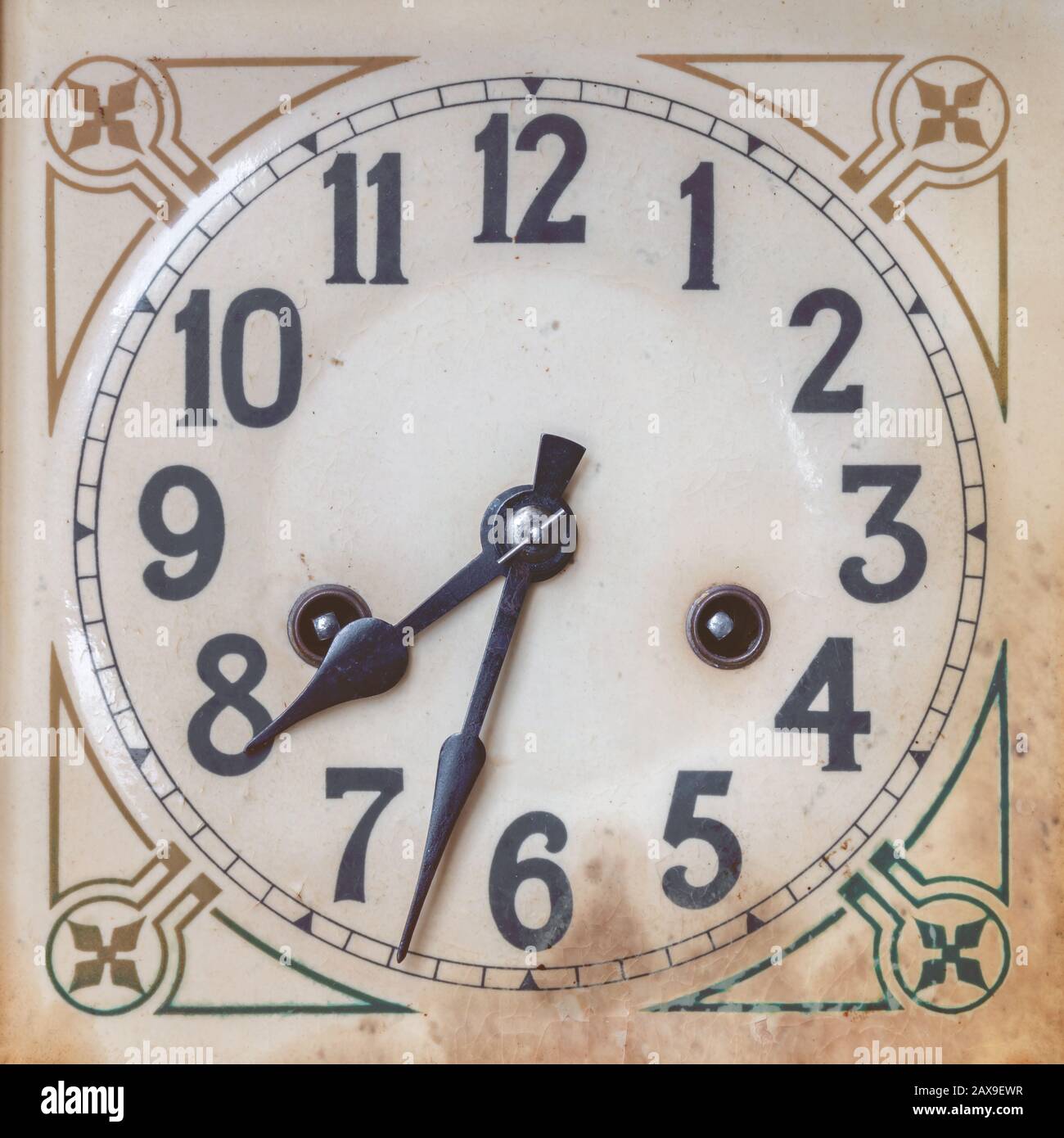 Horloge carrée Art déco vintage à motif weathered Banque D'Images