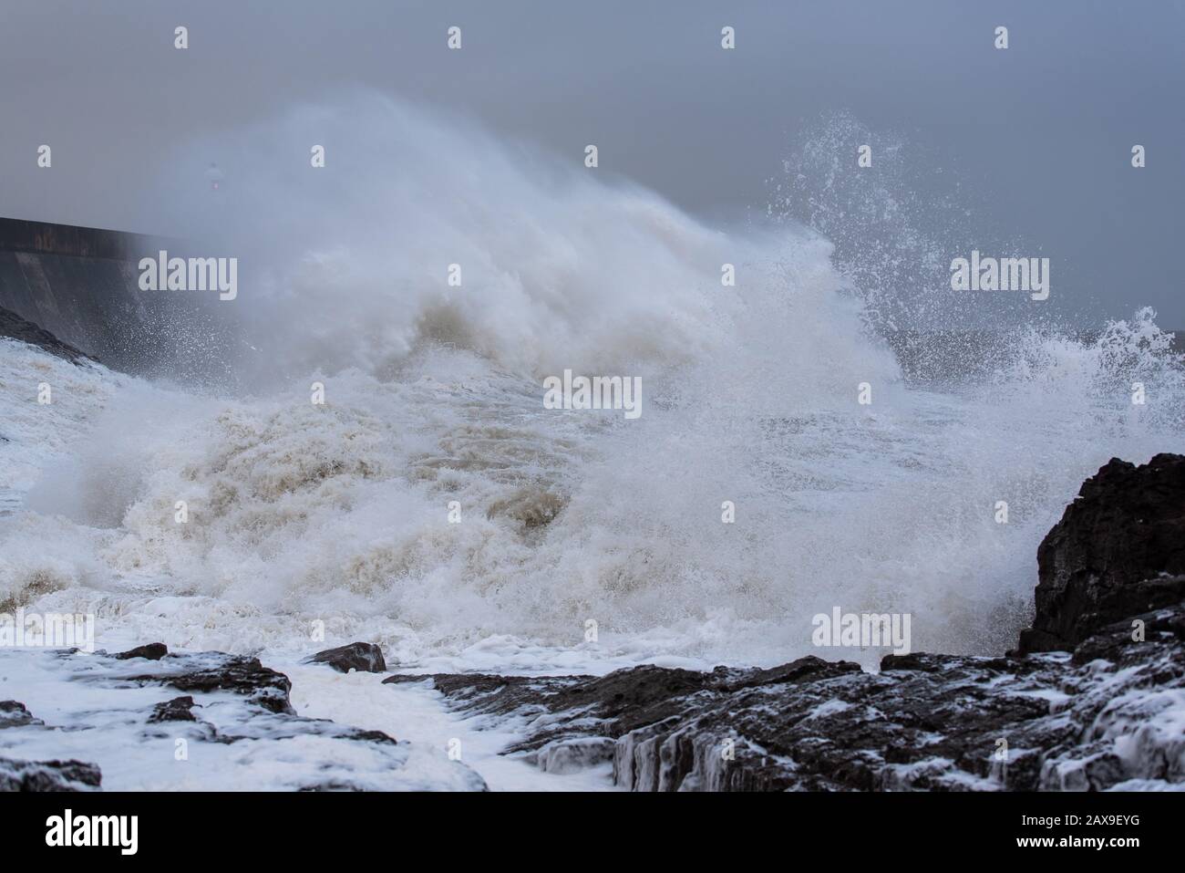 Storm Ciara atteint la côte galloise Des vagues Massives alors que la tempête Ciara frappe la côte de Porthcawl dans le sud du Pays de Galles, au Royaume-Uni Banque D'Images