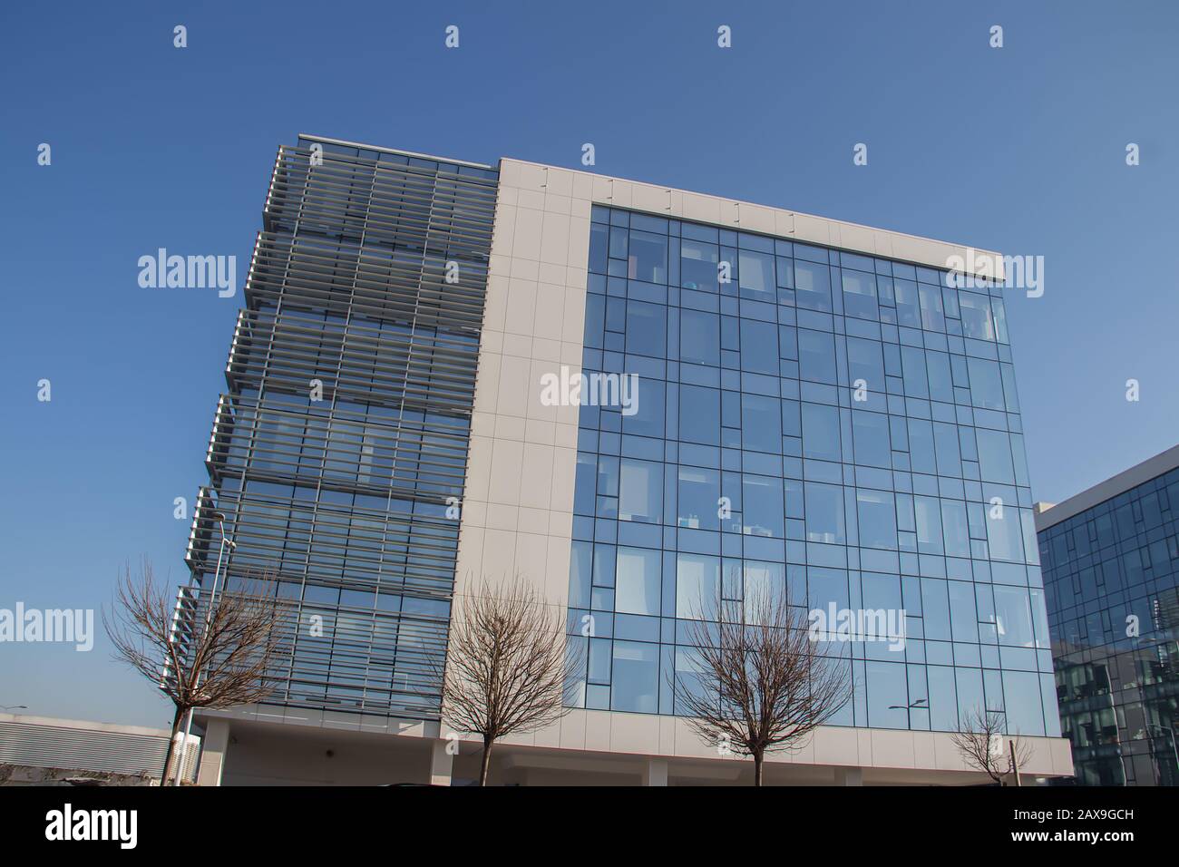 Métropole urbaine architecture moderne. Extérieur avec murs en verre, reflétant les bâtiments environnants. Nouveaux bâtiments à des fins commerciales et de bureau Banque D'Images