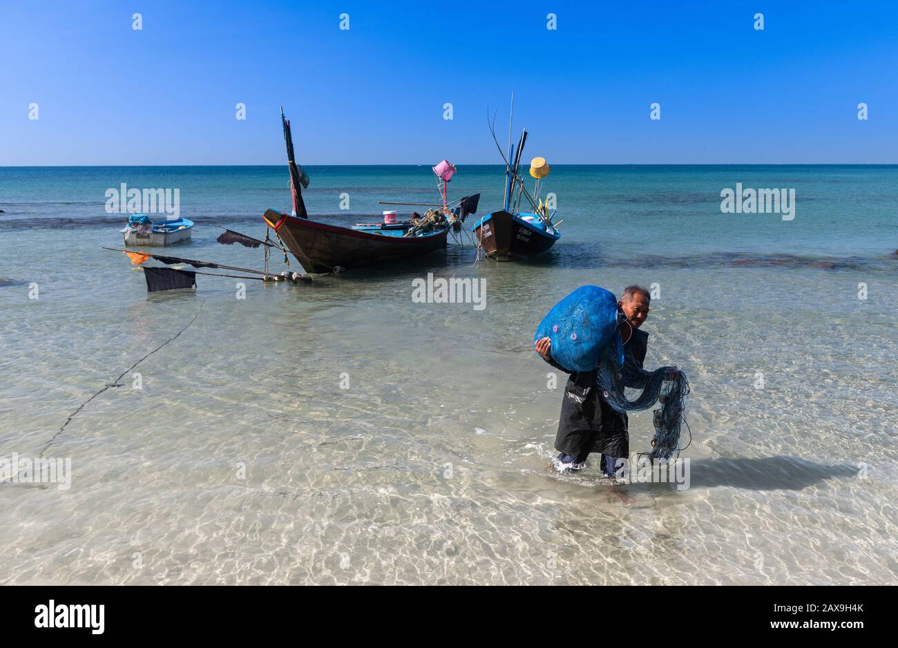 Rayong, THAÏLANDE-Dec 7: Pêcheur non identifié épaulé la seine à partir d'un bateau en bois le 7 décembre 2019 à Rayong, Thaïlande Banque D'Images