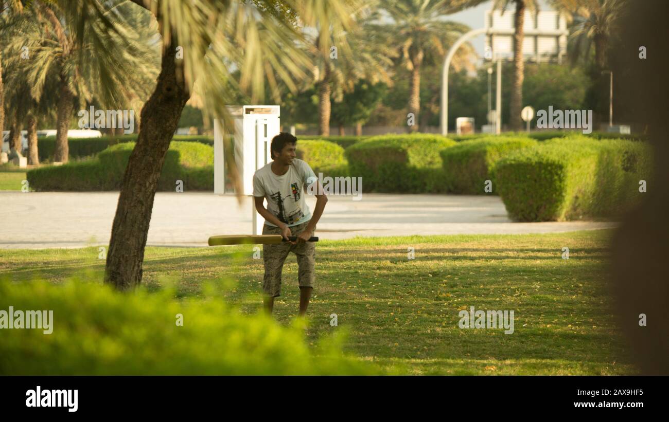 Un garçon indien jouant au cricket à Dubaï, aux Émirats arabes Unis. Banque D'Images