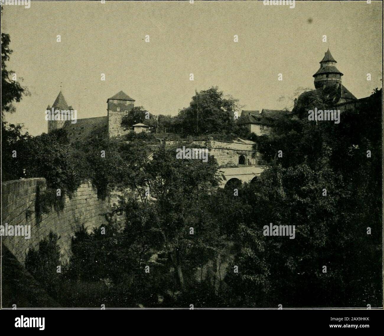 Nuremberg et son art à la fin du XVIIIe siècle. . RM (Tour Pagans) dans le château impérial.Phot(jgraph de F. Schmidt. Nulle part ne semble respirer l'atmosphère de l'art allemand si entièrement et exclusivement qu'à Nuremberg. C'est merveilleux que, bien que des siècles se soient construits à Nuremberg, chacun de sa propre façon et chacun avec des formes distinctives et un caractère propre, theyont rejoint leur travail si harmonieusement ensemble, et a créé chaque partie avec tel esprit et pleine puissance, Que l'ensemble donne une impression d'unité (fig. I).Les Générations ont passé, et avec eux le goût et la capacité artistique Banque D'Images