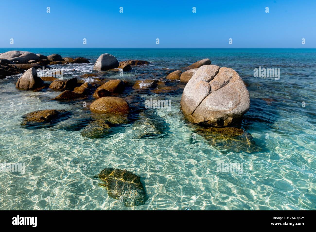 Vue panoramique sur les pierres blanches sur la plage de sable blanc bleu de mer avec éclairage extérieur au soleil. Banque D'Images