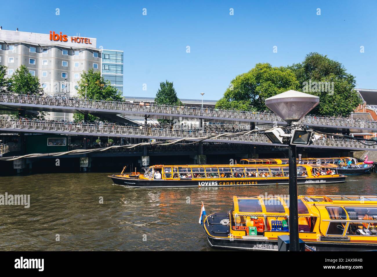 Parking à vélo et bateaux à Amsterdam Banque D'Images