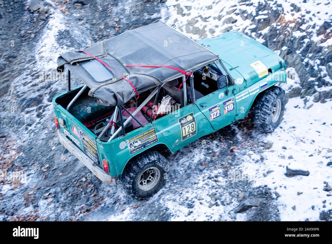 Jeep Jimny Suzuki surmonte les obstacles rencontrés dans la forêt Banque D'Images