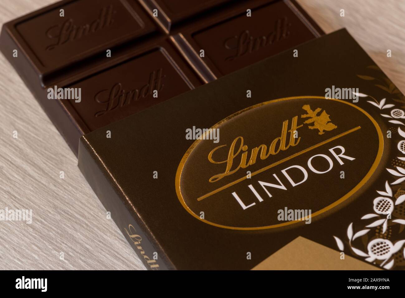 Gros plan du logo Lindt sur une boîte de chocolat Lindor Banque D'Images