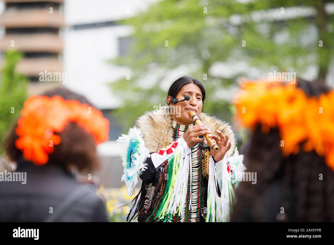 Natif américain indien jouant des notes musicales sur la flûte Banque D'Images