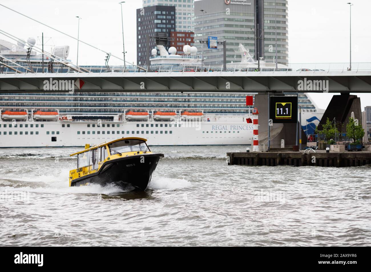 Bateau-taxi qui accélère le Maas à Rotterdam, aux Pays-Bas Banque D'Images