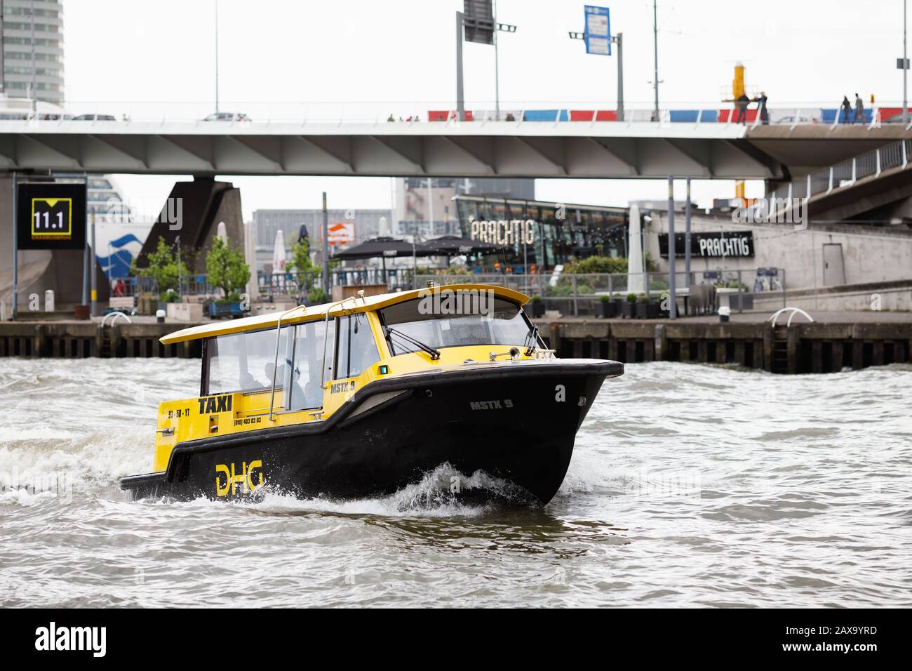 Bateau-taxi qui accélère le Maas à Rotterdam, aux Pays-Bas Banque D'Images