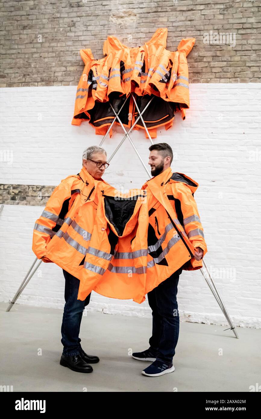 Berlin, Allemagne. 11 février 2020. Les employés de Hornbach présentent dans son studio l'œuvre 'Safy Jackets a fait un autre Passage' de l'artiste chinois ai Weiwei. En arrière-plan, l'usine se trouve dans le « support de version ». Les différentes constructions de vestes de sécurité, de crochets et de barres de fer peuvent être achetées comme pièces individuelles du promoteur Hornbach et assemblées par les parties intéressées elles-mêmes. Crédit: Christoph Soeder/Dpa/Alay Live News Banque D'Images