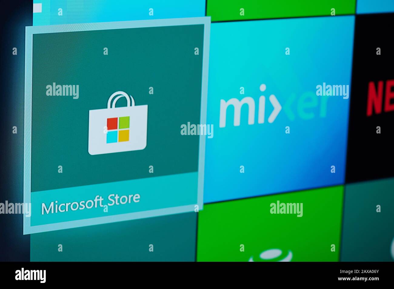 New-York , États-Unis - 11 février 2020: Microsoft Store app for xbox sur l'écran de télévision de près Banque D'Images