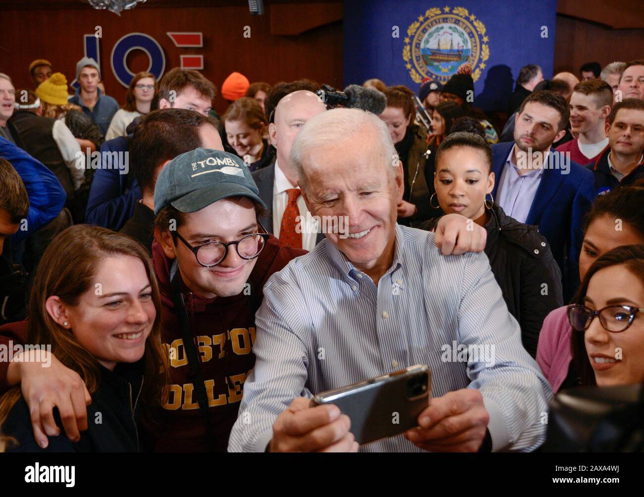 L'ancien vice-président américain Joe Biden prend des selfies avec les électeurs de Hampton, N.H., aux États-Unis, pendant le primaire présidentiel du New Hampshire, 9 février 2020. Banque D'Images