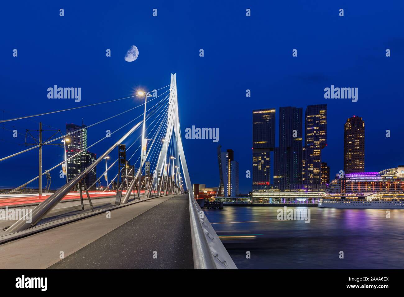 Erasmus brug illuminé par des lumières pendant la nuit, Rotterdam, Hollande Banque D'Images