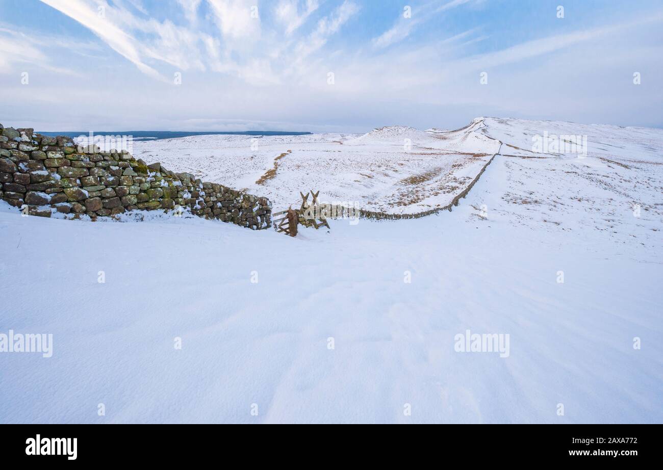 Vaste espace vide dans un paysage hivernal couvert de neige, autour du mur d'Hadrien, qui s'étend vers Sewingshields Craig, Northumberland, Angleterre du Nord-est Banque D'Images