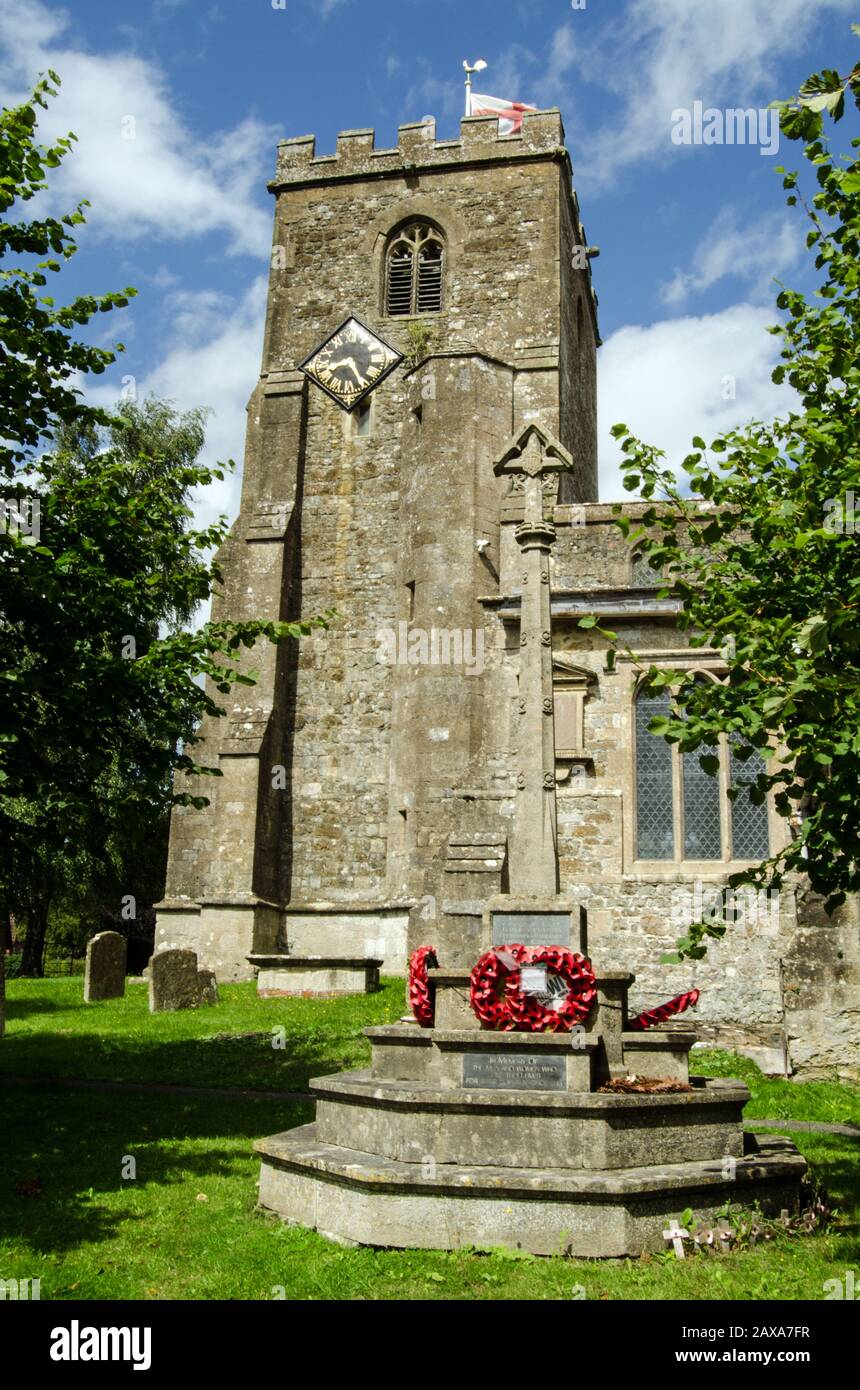 Mémorial aux personnes tuées dans les combats de la première et de la deuxième guerre mondiale dans le cimetière de l'église St Mary's, Market Lavington, Wiltshire. Banque D'Images