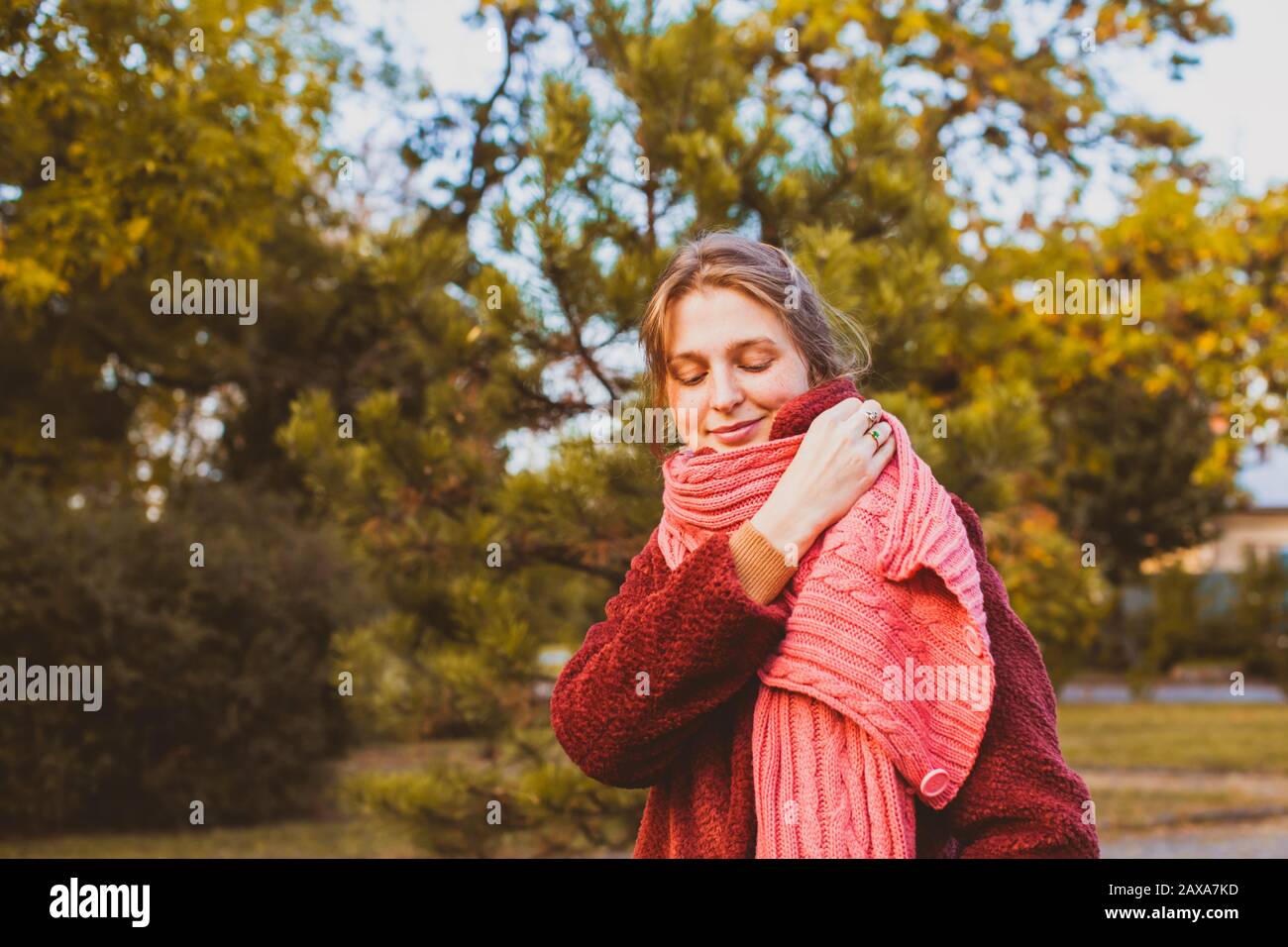 Manteau de fourrure écharpe rouge Banque de photographies et d'images à  haute résolution - Alamy